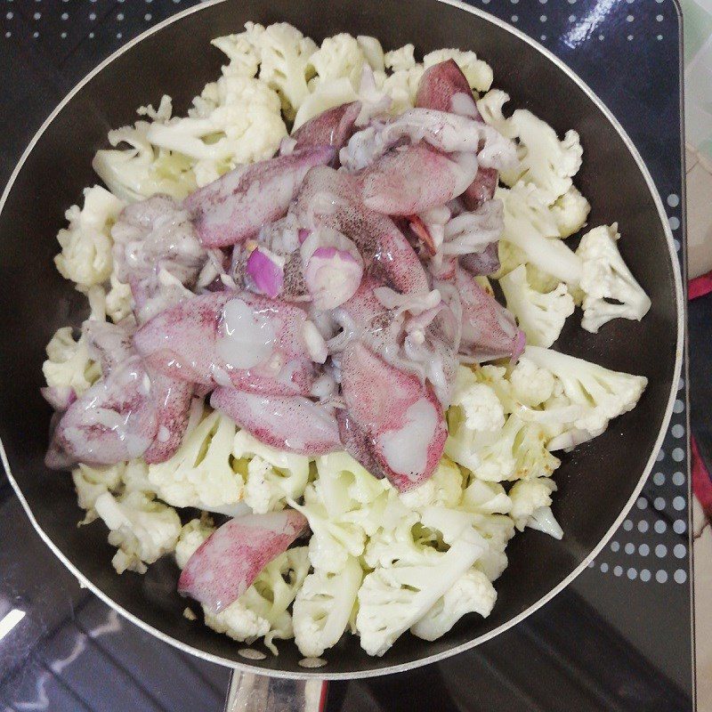 Step 3 Stir-fry squid with broccoli Stir-fried squid with broccoli