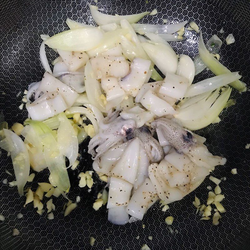 Step 4 Stir-fried squid with garlic and onion Stir-fried squid with garlic and onion (Recipe shared by users)