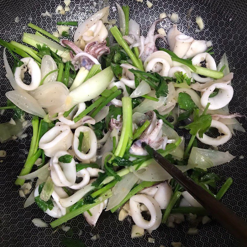 Step 4 Stir-fried squid with garlic and onion Stir-fried squid with garlic and onion (Recipe shared by users)