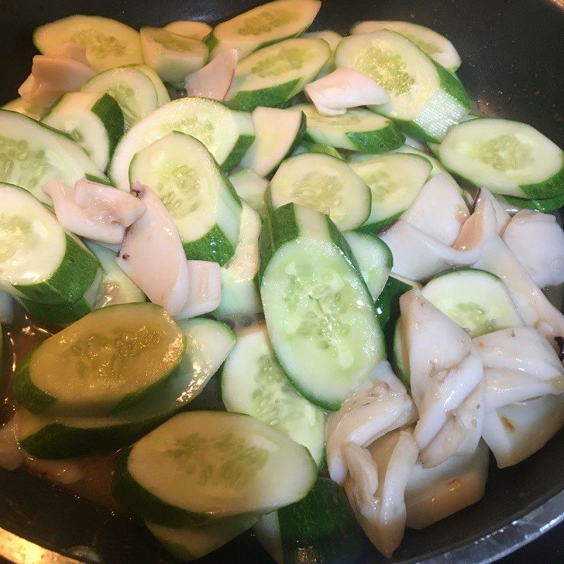 Step 3 Stir-fried squid with cucumber Stir-fried squid with cucumber