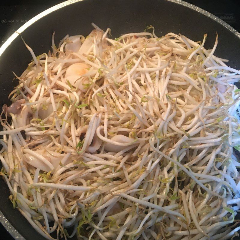 Step 3 Stir-fry squid with bean sprouts Stir-fried squid with bean sprouts