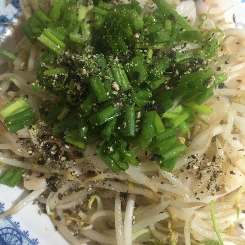 Step 3 Stir-fry squid with bean sprouts Stir-fried squid with bean sprouts