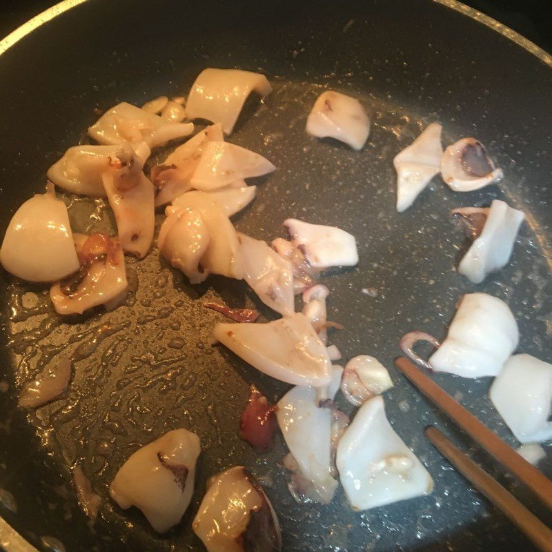 Step 3 Stir-fry squid with bean sprouts Stir-fried squid with bean sprouts