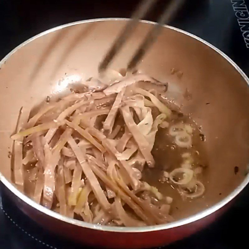 Step 4 Stir-fried Squid Squid sautéed with pineapple and onion