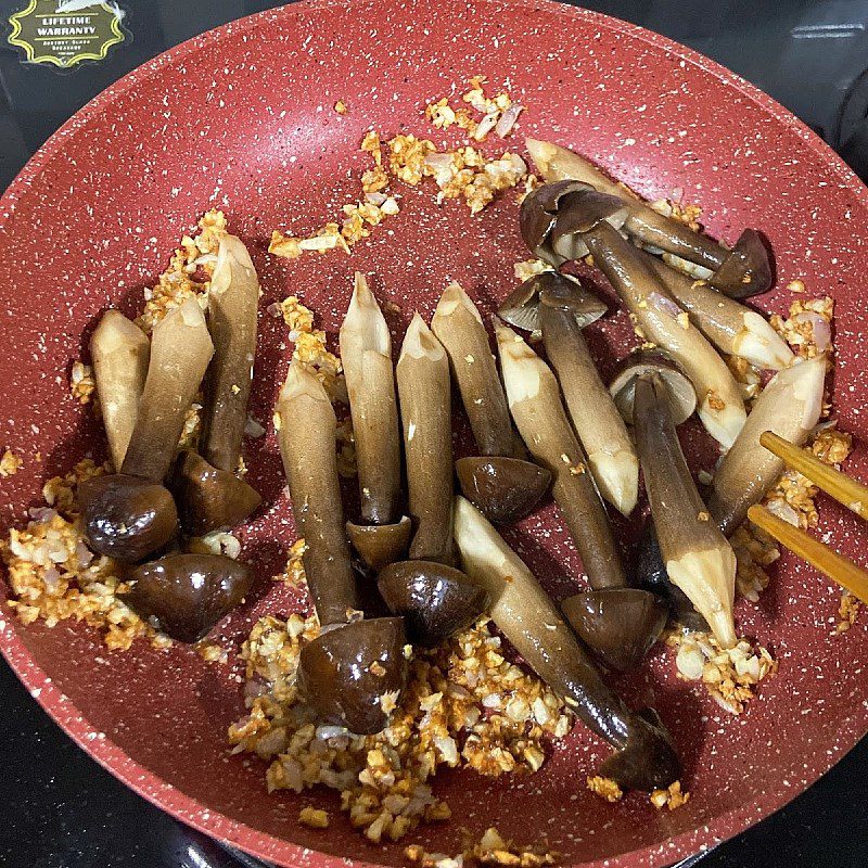 Step 2 Stir-fried gourd with mushrooms Stir-fried gourd with mushrooms