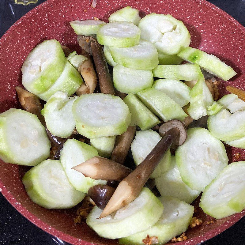 Step 2 Stir-fried gourd with mushrooms Stir-fried gourd with mushrooms