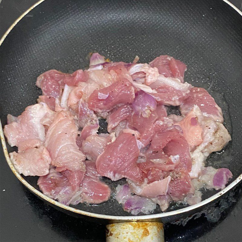 Step 3 Stir-fry gourd with pork and mushrooms Stir-fried gourd with pork and mushrooms