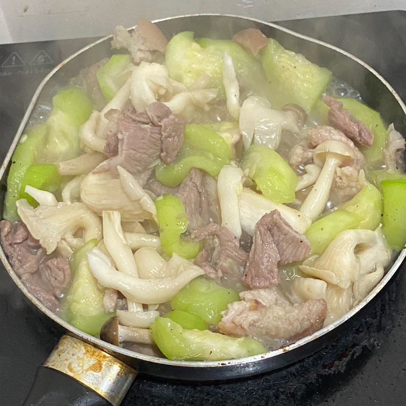 Step 3 Stir-fry gourd with pork and mushrooms Stir-fried gourd with pork and mushrooms