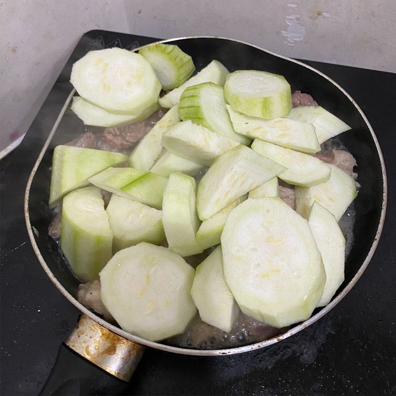 Step 3 Stir-fry gourd with pork and mushrooms Stir-fried gourd with pork and mushrooms