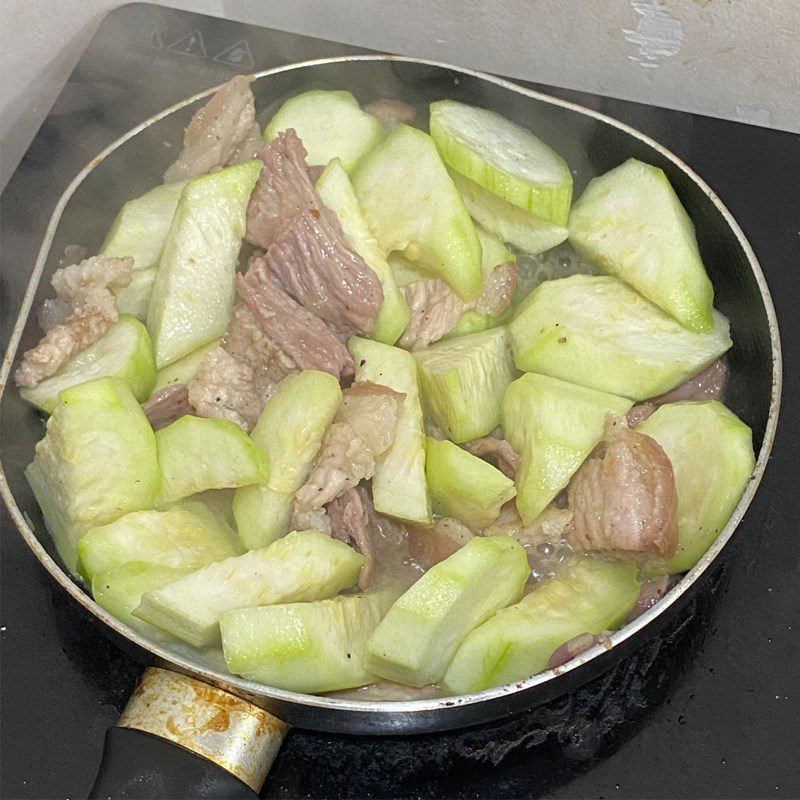 Step 3 Stir-fry gourd with pork and mushrooms Stir-fried gourd with pork and mushrooms