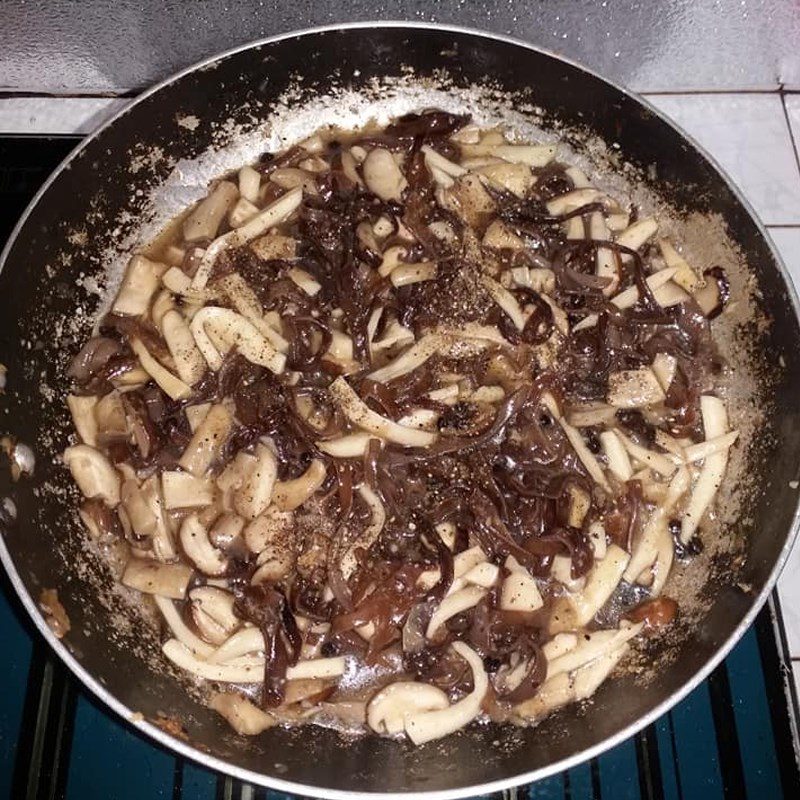 Step 3 Sauté mushrooms Vegetarian Gio Thu