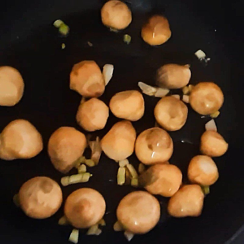 Step 3 Stir-fry mushrooms Fish cake porridge