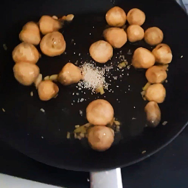 Step 3 Stir-fry the mushrooms for Fish Cake Porridge