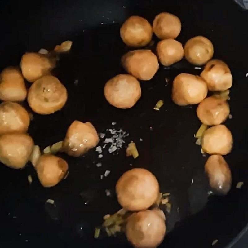 Step 3 Stir-fry the mushrooms for Fish Cake Porridge