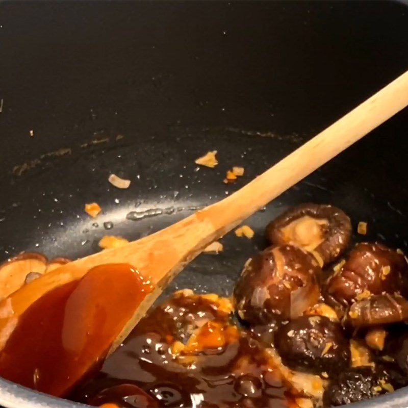 Step 4 Stir-fry mushrooms Abalone mushroom soup