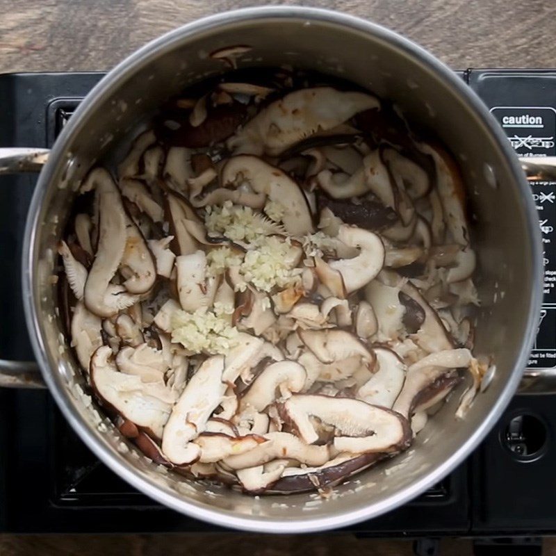 Step 2 Stir-fry shiitake mushrooms