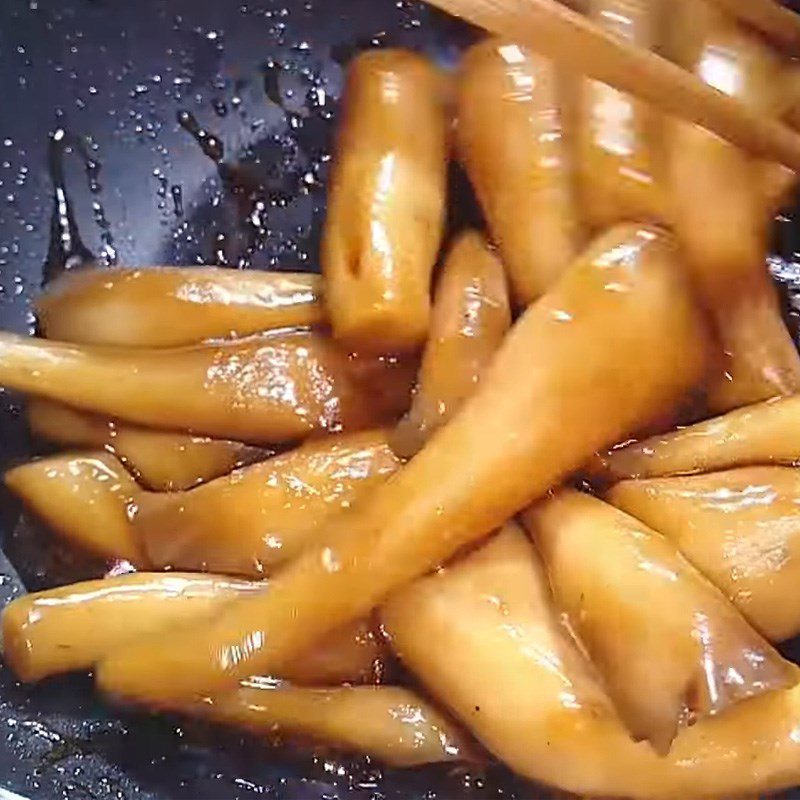 Step 4 Sauté mushrooms for vegetarian shredded pork from oyster mushrooms