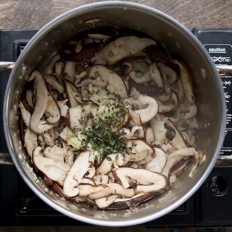 Step 2 Stir-fry shiitake mushrooms