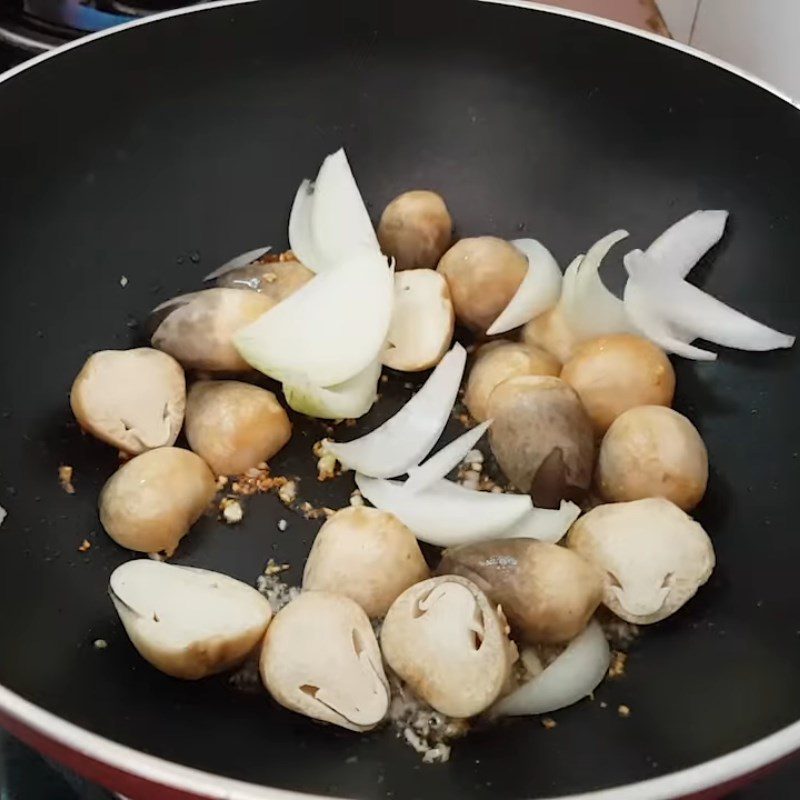 Step 6 Stir-fried mushrooms with steamed red tilapia