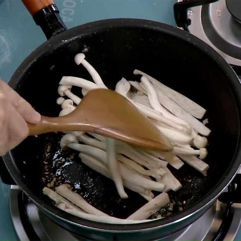 Step 3 Sauté the mushrooms for Vegetarian Quang noodles