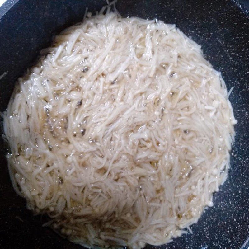 Step 2 Sauté mushrooms Vegetarian shredded pork from enoki mushrooms