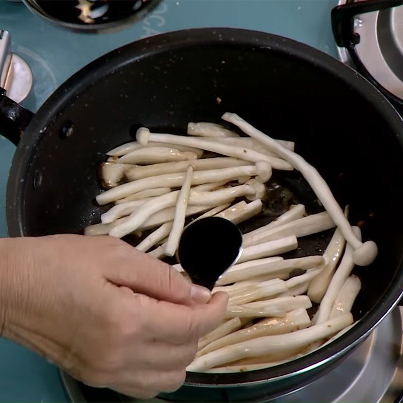 Step 3 Sauté the mushrooms for Vegetarian Quang noodles