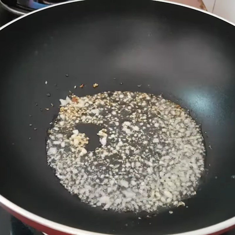 Step 6 Stir-frying mushrooms with steamed red tilapia