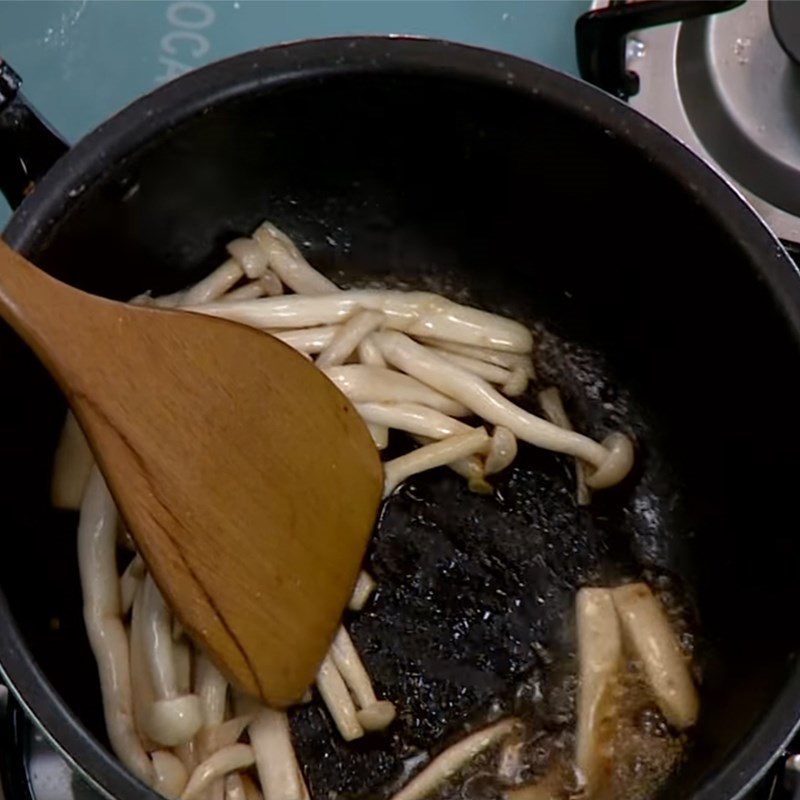 Step 3 Sauté the mushrooms for Vegetarian Quang noodles