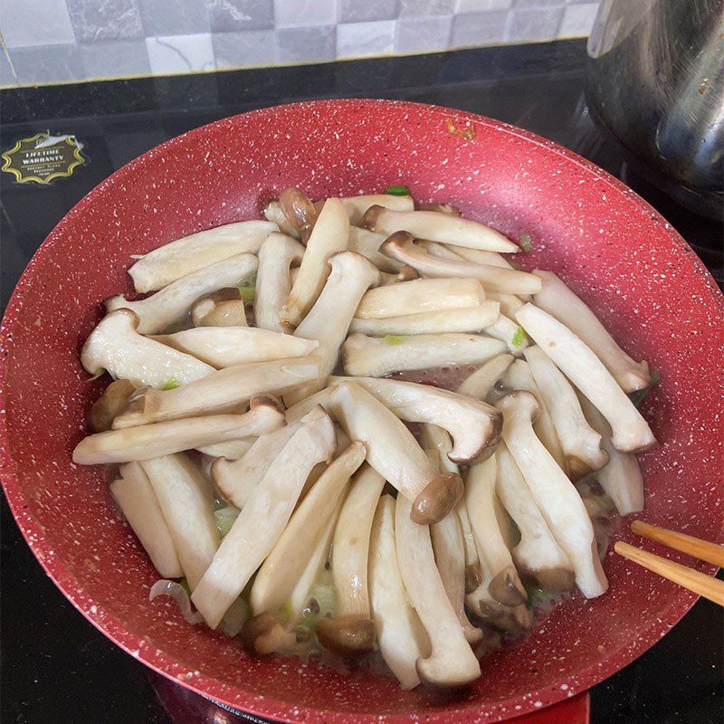 Step 4 Sauté chicken thigh mushrooms Scallop porridge