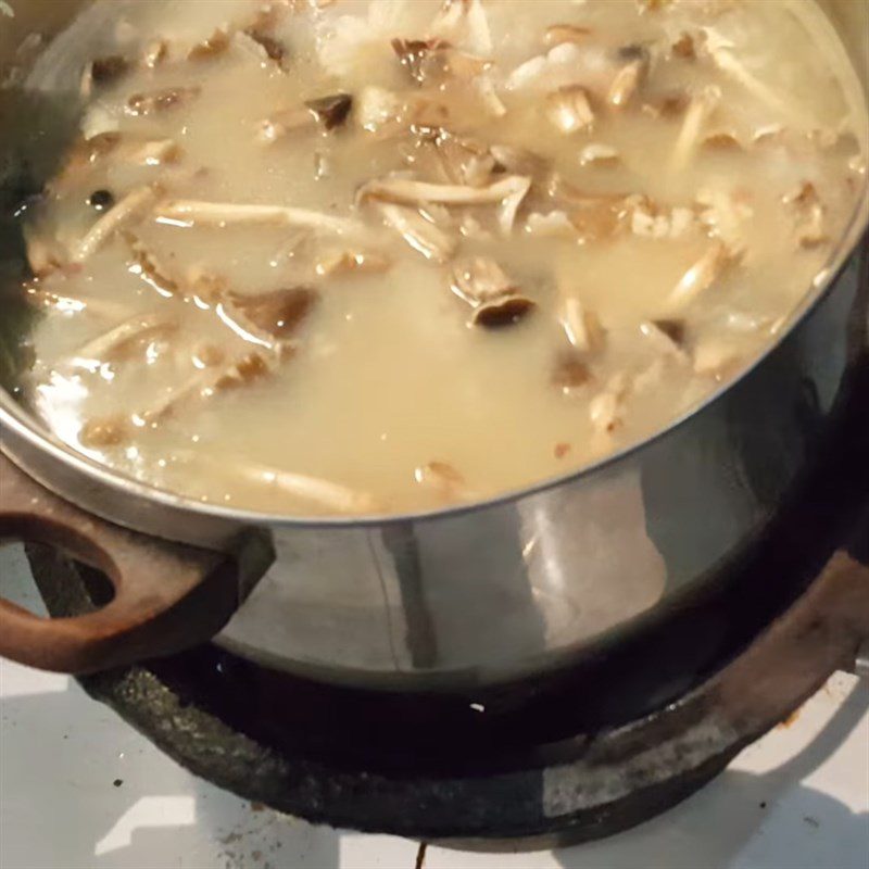 Step 5 Stir-fry wood ear mushrooms and complete the chicken porridge with wood ear mushrooms and mung beans