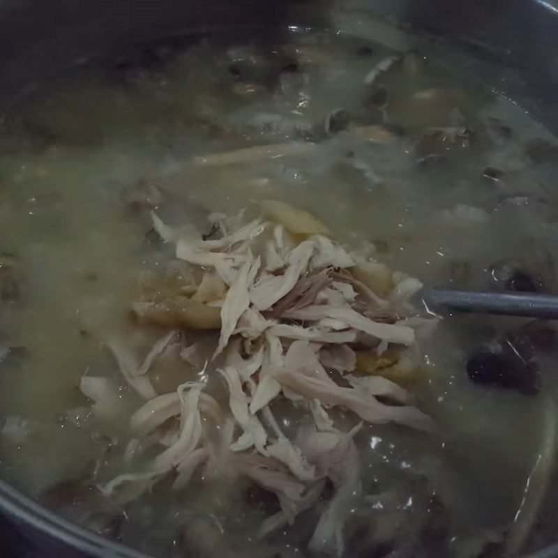 Step 5 Stir-fry wood ear mushrooms and complete the chicken porridge with wood ear mushrooms and mung beans