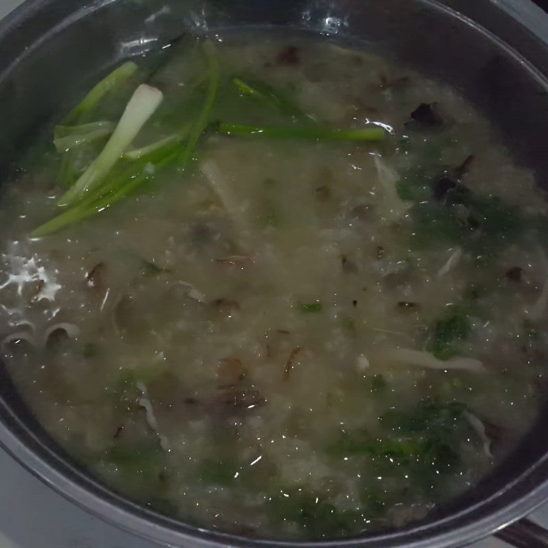 Step 5 Stir-fry wood ear mushrooms and complete the chicken porridge with wood ear mushrooms and mung beans