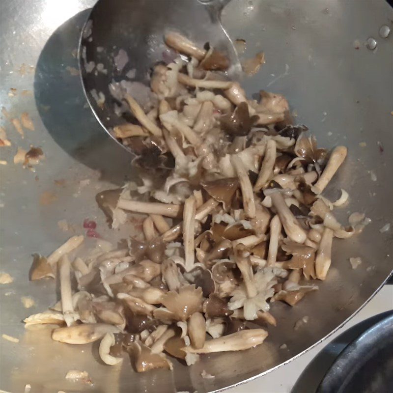 Step 5 Sautéing mushrooms and finishing Chicken porridge with mushroom and mung bean