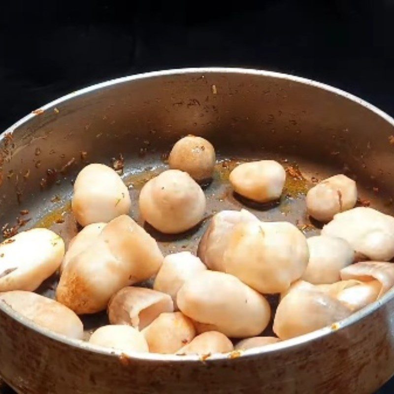 Step 3 Sautéing straw mushrooms vegetarian satay rice noodle