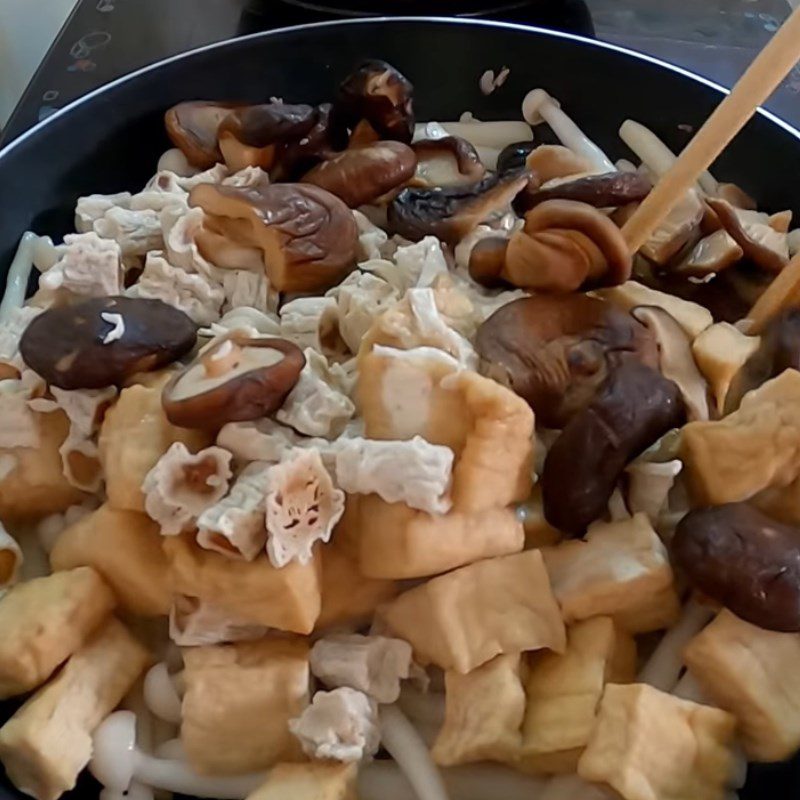 Step 2 Stir-fried mushrooms and tofu Vegetarian noodle soup