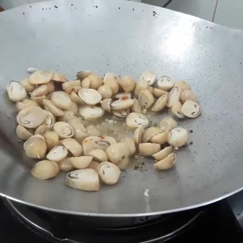 Step 4 Sauté mushrooms and beef Red bean porridge with beef