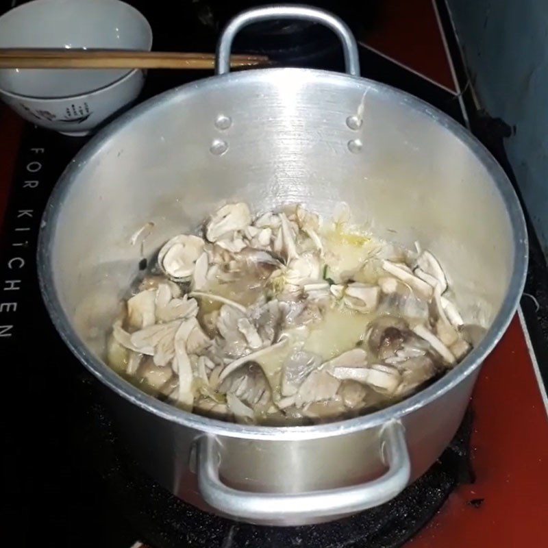 Step 2 Sauté the mushrooms for pumpkin soup with mushrooms