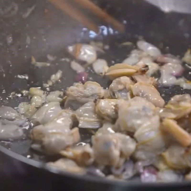 Step 3 Stir-fry clams Clam porridge according to Nghe style