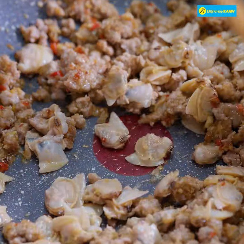 Step 3 Stir-fried clams for spicy clam and meat rice