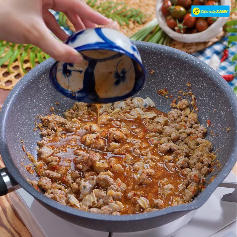 Step 3 Stir-fried clams for spicy clam and meat rice