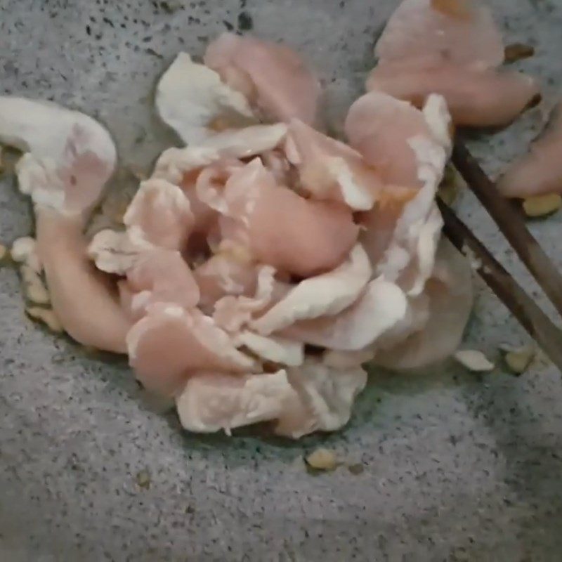 Step 2 Stir-fried lotus stem Stir-fried lotus stem with chicken