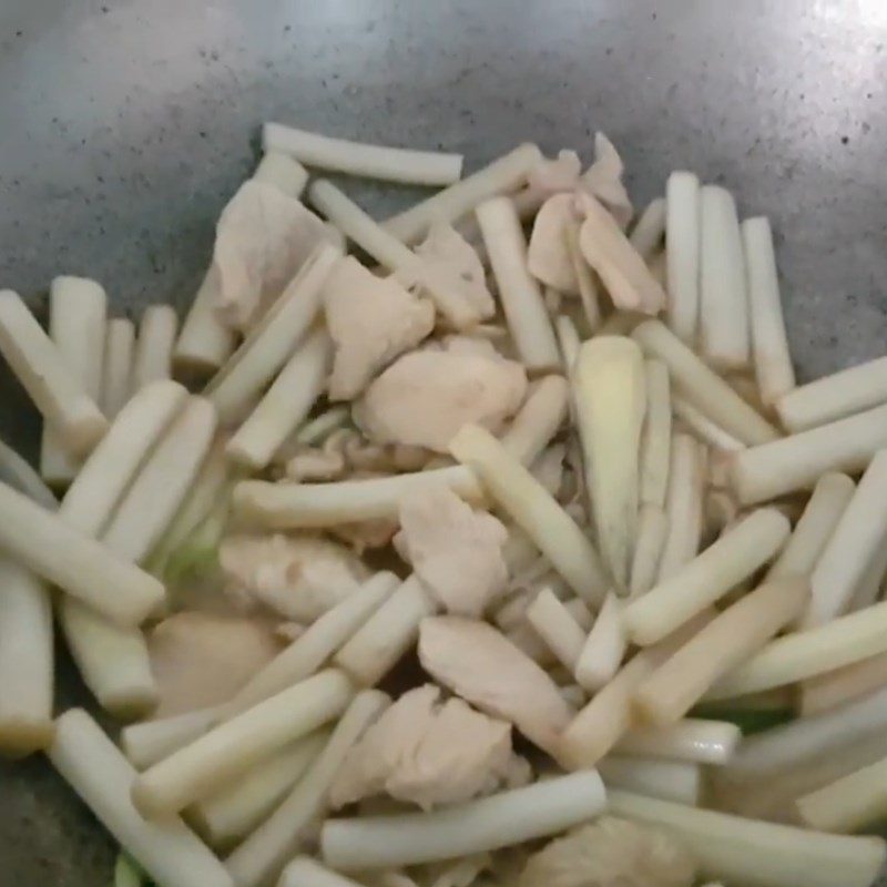 Step 2 Stir-fried lotus stem Stir-fried lotus stem with chicken