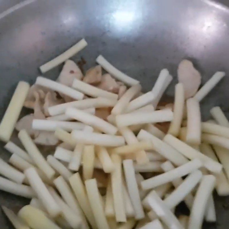 Step 2 Stir-fried lotus stem Stir-fried lotus stem with chicken