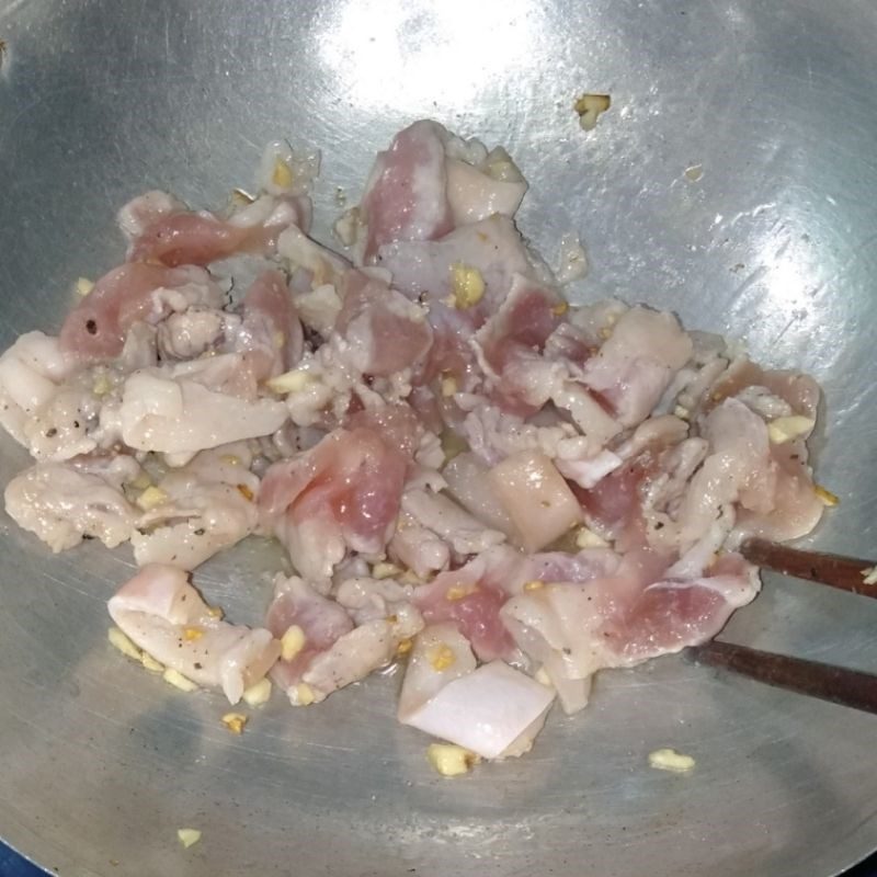 Step 3 Stir-fried lotus stem with pork Stir-fried lotus stem with pork