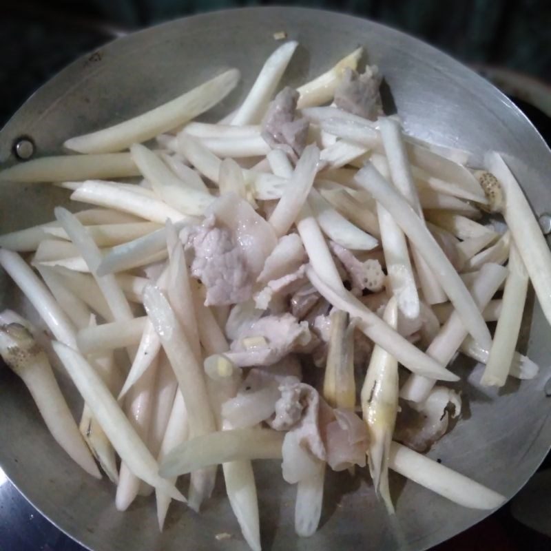 Step 3 Stir-fried lotus stem with pork Stir-fried lotus stem with pork