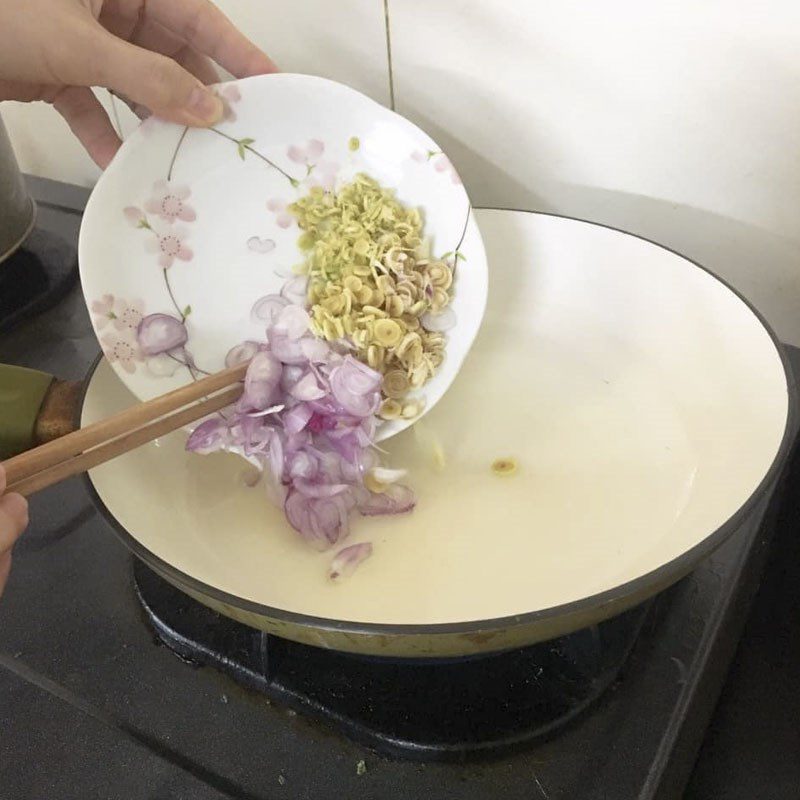 Step 2 Sautéing the ingredients Stir-fried eel with lemongrass and chili