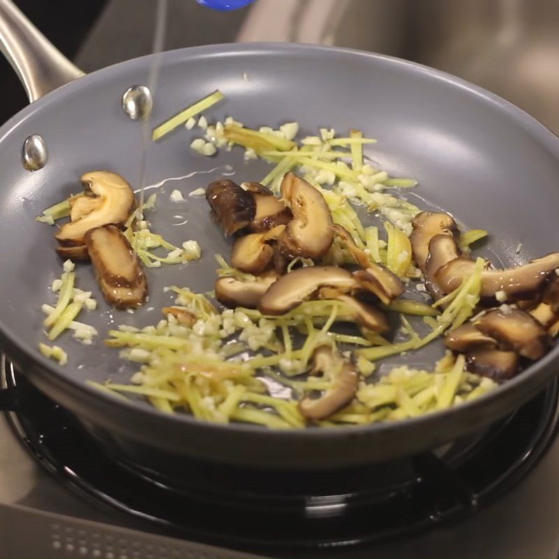 Step 4 Sauté the ingredients for steamed cod with mushrooms