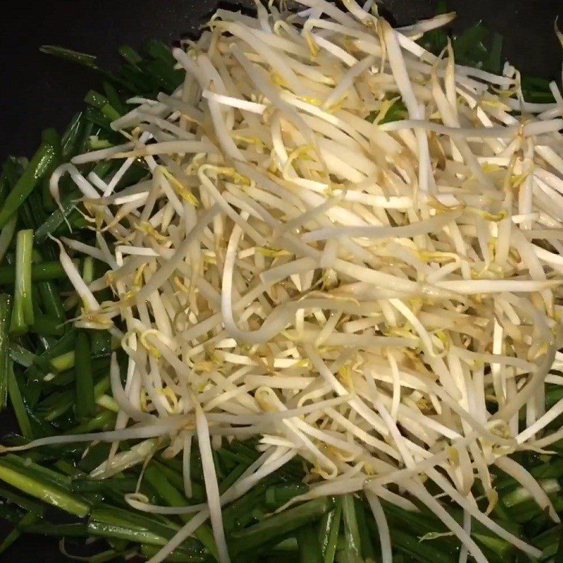 Step 2 Stir-fry the ingredients for Sichuan boiled beef