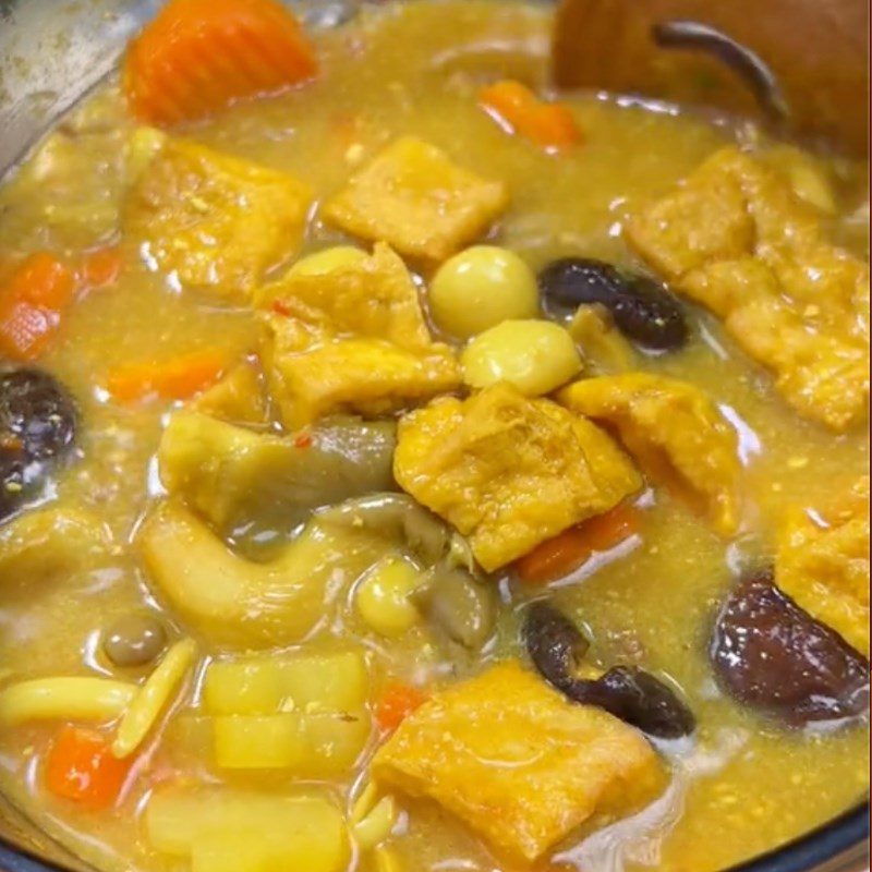 Step 2 Prepare the broth for Vegetarian Quang Noodles (Recipe shared by Tiktok Green Vegetarian Kitchen)
