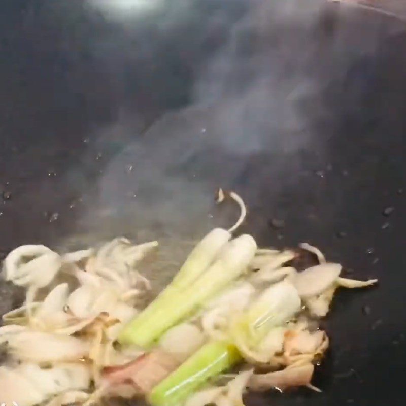 Step 4 Sauté the ingredients Seafood noodles